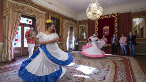 Bailes en el Ayuntamiento de Pamplona con motivo del 12 de octubre
