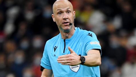 El árbitro Anthony Taylor durante la final entre Francia y España en San Siro