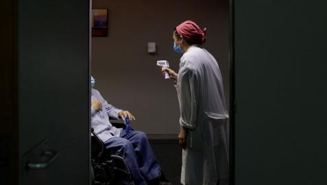 Una sanitaria atiende a un paciente en el Hospital Provincial de Castellón