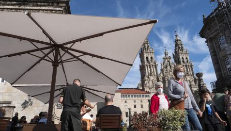 Clientes en la terraza de un bar, en la plaza del Obradoiro de Santiago de Compostela