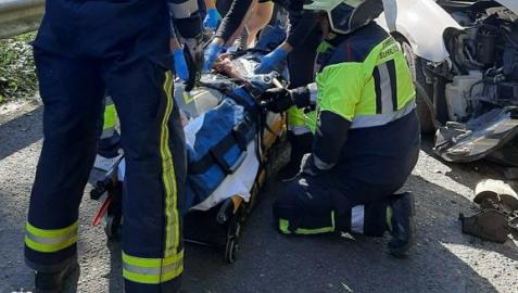 Sanitarios y bomberos, con uno de los heridos
