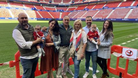 Pepín, en el centro de la imagen, junto a su familia en El Sadar