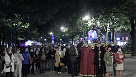 Numerosos fieles participaron en el Rosario de Cristal por el Paseo de Sarasate, a las nueve de la noche de ayer. En la imagen, el paso de uno de los misterios
