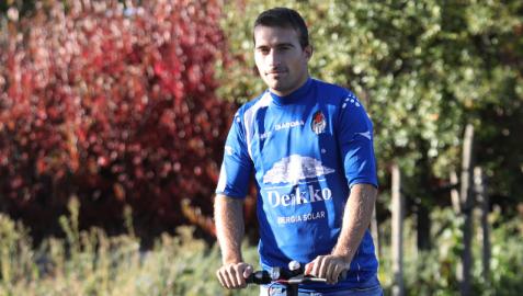 Fermín Úriz, montado en su patinete, se vistió este lunes con la camiseta del primer partido que jugó con la Peña Sport en el año 2009