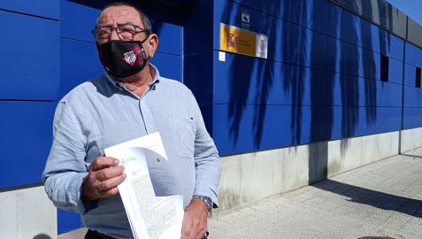 El presidente de la S.D. Nueva Montaña, Mateo Sainz, muestra la denuncia presentada por los insultos a la jugadora de Osasuna B