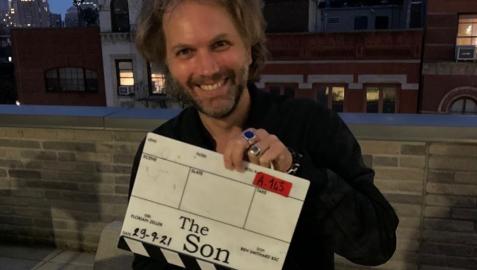 El director Florian Zeller con la claqueta de 'The Son' tras finalizar el rodaje
