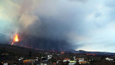Vista del volcán de La Palma en la madrugada de este martes, 12 de octubre