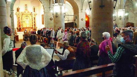 Primeras jotas durante la misa baturra de ayer en la iglesia de Santiago de Sangüesa