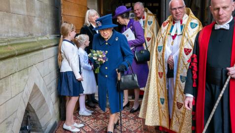 La reina Isabel II del Reino Unido apareció este martes usando un bastón por primera vez en un acto público, al asistir a un servicio religioso en la abadía de Westminster