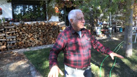 Julián Lizarraga explica cómo sintió el terremoto, ayer frente a su casa en Lizoáin. Julián Lizarraga explica cómo sintió el terremoto, ayer frente a su casa en Lizoáin.