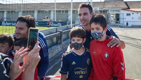 Juan Cruz y Unai García fueron dos de los jugadores que se acercaron a la zona donde les esperaban jóvenes aficionados para una fotografía