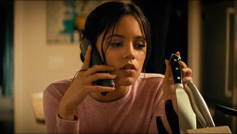 Fotograma cedido por Paramount Pictures donde aparece Jenna Ortega como Tara durante una escena de la película de terror 'Scream'