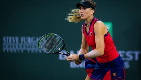 Paula Badosa se prepara para recibir un resto de su rival durante el encuentro de Indian Wells contra la checa Krejcikova