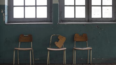 Sillas abandonadas en un colegio sin alumnos