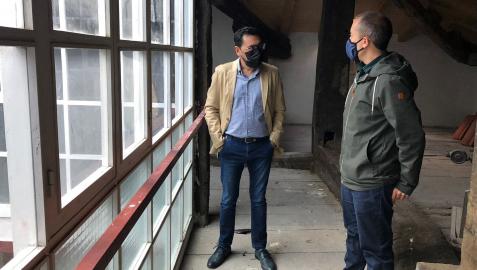 El director general de Administración Local y Despoblación, Jesús Mª Rodríguez, y el alcalde de Leitza, Mikel Zabaleta, durante la visita a la casa consistorial de la localidad