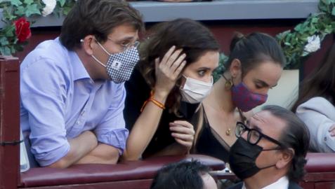 José Luis Martínez Almeida e Isabel Díaz Ayuso durante la corrida de toros en Las Ventas