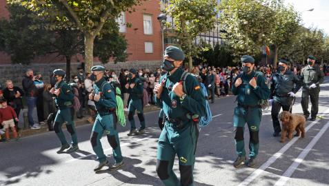 Un momento del desfile que recorrió la Avenida Galicia, en Pamplona, con el paso del grupo de rescate en montaña, el GREIM