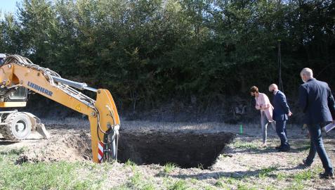 La presidenta María Chivite observa el avance de las obras del Canal de Navarra en Lerín