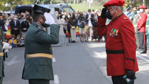 Agustín Hernández, jefe de Tráfico de la Guardia Civil, saluda al jefe de la Policía Foral, Juan Carlos Zapico, durante el 12 de octubre en Pamplona