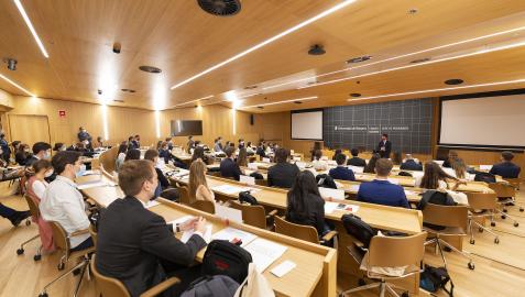 Alumnos de máster de la Facultad de Derecho, en el campus de posgrado de Madrid