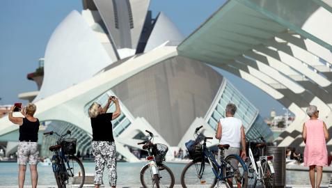 Turistas en la Ciudad de las Artes y las Ciencias de Valencia