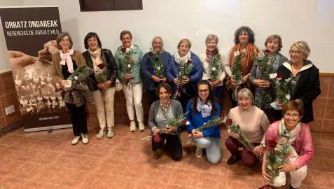 PROTAGONISTAS EN LA PRESENTACIÓN DEL DOCUMENTAL. De izquierda a derecha, de pie: Esther Cruchaga, Mariví Cruchaga, Ana Landa, Lourdes Pascual, Trini Belzunce, Consuelo Biesa, María Luisa Zuza, Mari Carmen Landa y Camino Necochea. Agachadas, Gema Santamarí PROTAGONISTAS EN LA PRESENTACIÓN DEL DOCUMENTAL. De izquierda a derecha, de pie: Esther Cruchaga, Mariví Cruchaga, Ana Landa, Lourdes Pascual, Trini Belzunce, Consuelo Biesa, María Luisa Zuza, Mari Carmen Landa y Camino Necochea. Agachadas, Gema Santamaría, Maite Juaniz, Iciar Santamaría y Puri Galech