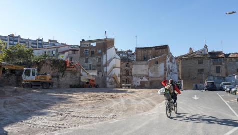 Un ciclista cruza por el parking de Terraplén con la zona que se va a ampliar, a la izquierda de la imagen