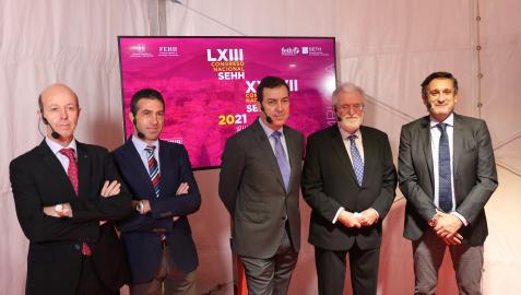 Izda a dcha, Felipe Prósper y Ramón Lecumberri (CUN), Ramón García y Joan Carles Reverter (presidentes SEHH y SETH) y Víctor Jiménez