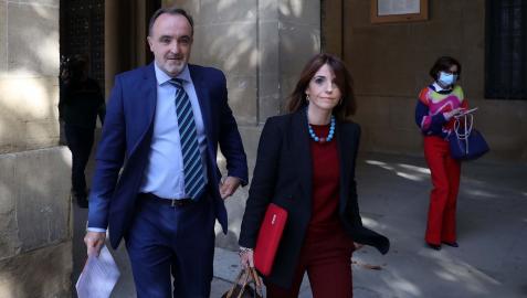 Javier Esparza y Mª Jesús Valdemoros, a la salida del Palacio de Navarra