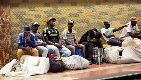 Un grupo de personas migrantes en el Metro de Barcelona