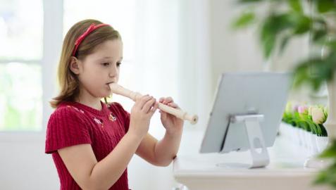Una niña tocando la flauta