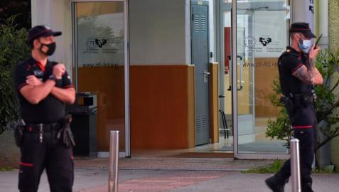 Agentes de la Ertzaintza establecen un dispositivo de seguridad tras un tiroteo en la Facultad de Ciencias y Tecnología de la UPV/EHU