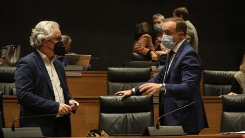 Carlso Pérez-Nievas (izda.) y José Javier Esparza durante el pleno de este jueves