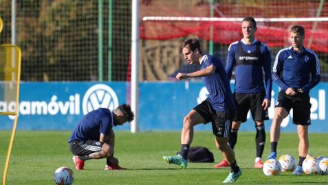Íñigo Pérez golpea el balón durante el entrenamiento de este jueves 14 de octubre