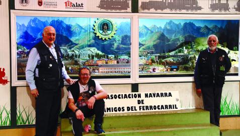 Desde la izquierda, Antonio Casas, Gabriel Ezpeleta y Antonio Cortés, junto a la nueva maqueta de trenes.