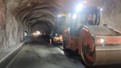 Túnel de Lizarraga Labores de asfaltado en el túnel de Lizarraga