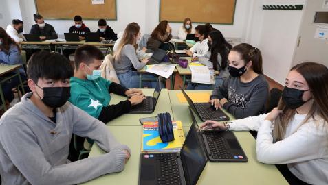 Alumnos de 2º de Bachillerato del IES Navarro Villoslada, la semana pasada con ordenadores en clase