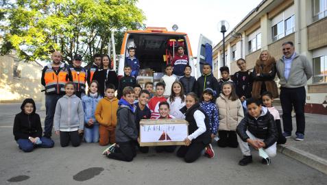 Alumnado de 5º de Primaria entregó a las personas voluntarias de Protección Civil el material recogido para La Palma Alumnado de 5º de Primaria entregó a las personas voluntarias de Protección Civil el material recogido para La Palma