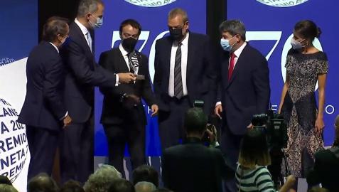 El Rey Felipe VI entrega el premio Planeta a los escritores Jorge Díaz, Agustín Martínez y Antonio Mercero