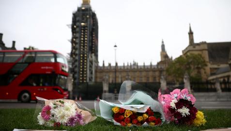 Flores frente al parlamento inglés, en recuerdo del diputado asesinado David Amess