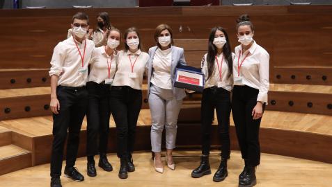 estudiantes del IES Navarro Villoslada Los estudiantes del IES Navarro Villoslada, equipo ganador de este torneo, posan con la vicepresidenta segunda del Parlamento, Yolanda Ibáñez Pérez