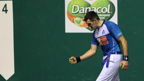 Joseba Ezkurdia celebra un tanto en el partido de ayer en el Labrit. Si Laso gana este lunes, ya será semifinalista