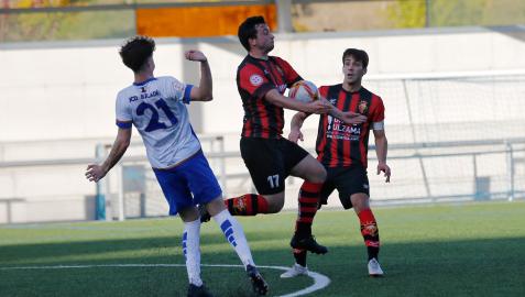 Julián García se lleva el balón con el pecho en presencia de su compañero Marcos Agramonte y de Álvaro Pardos, del Burladés.