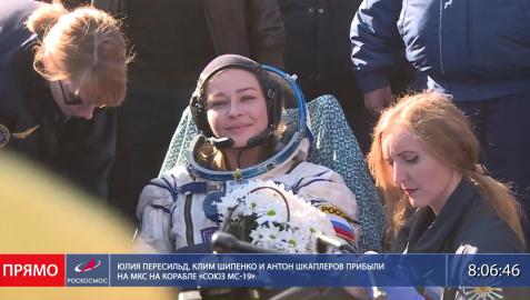 Yulia Peresild descansa tras el aterrizaje de la Soyuz MS-18
