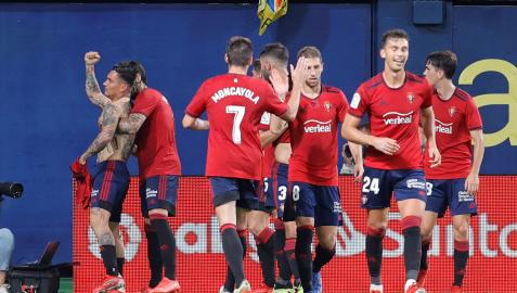 El Chimy Ávila, sin camiseta, felicitado por sus compañeros El Chimy Ávila, sin camiseta, felicitado por sus compañeros