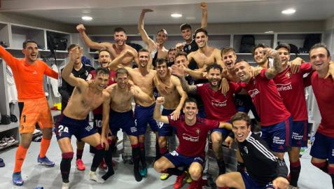 La foto de familia en el vestuario de La Cerámica al terminar el partido La foto de familia en el vestuario de La Cerámica al terminar el partido