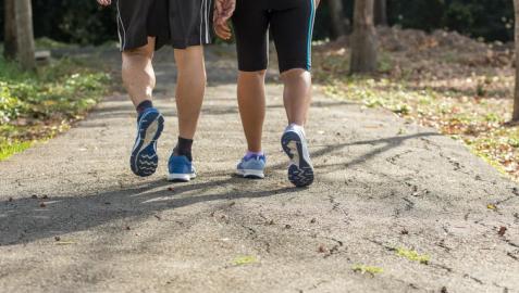 Personas andando Por qué los 7.000 pasos al día son los nuevos 10.000