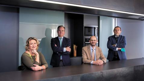De izquierda a derecha, Ana Laguna y Martín Sarobe (vicepresidenta y presidente de la Academia Navarra de Gastronomía), Fernando Basarte y Luis Colina (miembro y presidente del consejo de administración de La Información SA)