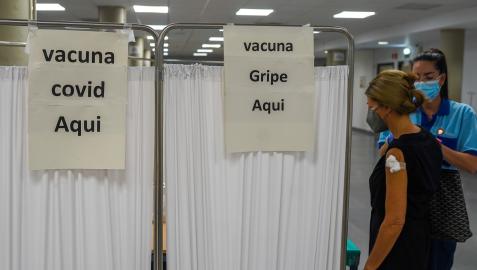 Una persona se vacuna con la tercera dosis Covid y la vacuna de la gripe en Sevilla