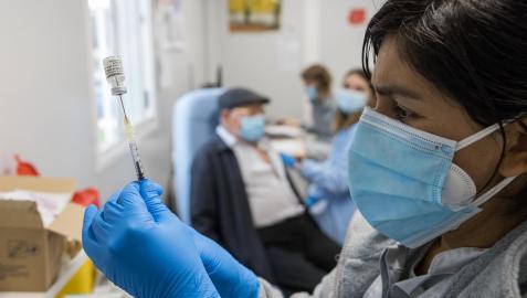 Una sanitaria prepara una de las dosis que se administraron durante la campaña de vacunación desarrollada en la Ribera